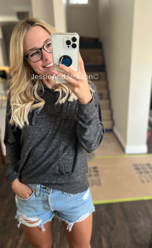 **Outfit of the day** 
Good morning!!💜
Included SFW pictures.. 6