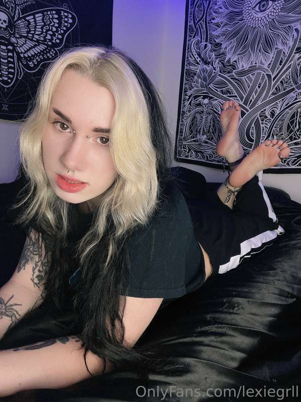 Just some rare photos of me in the pose 😈 2
