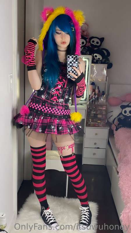 I know this pretty rave girl 💕🥰💕🌈