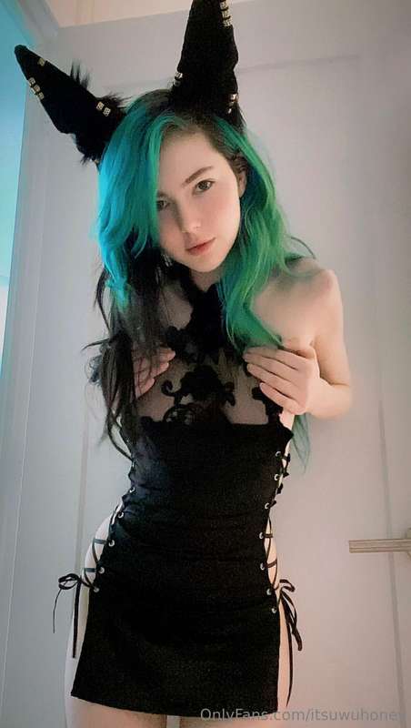 A little costume try on 🖤🤭 I’m getting my hair done tomorrow..