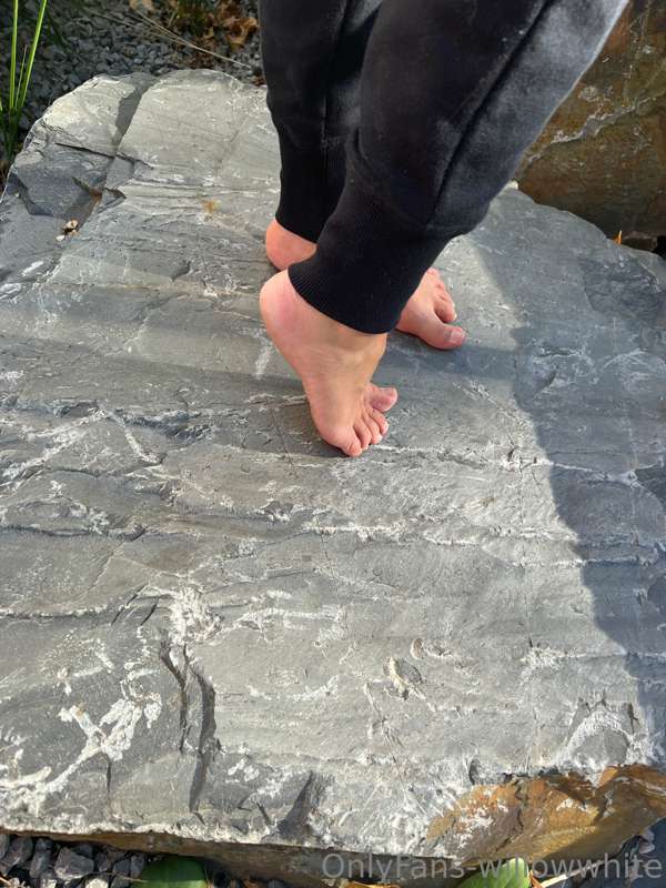 went for a walk, this is for the feet guys xo 😘 24