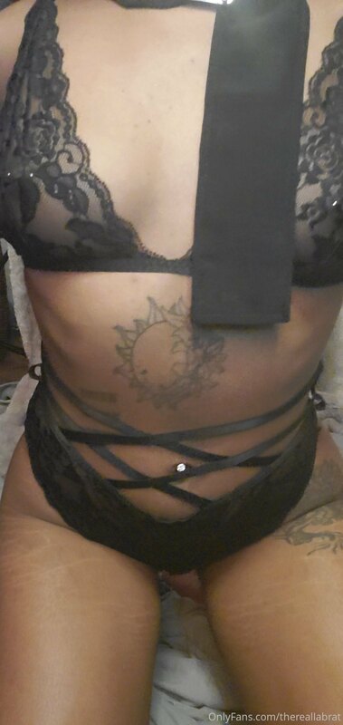 Midriff ?? ngl this is my favorite part of a woman's body. W.. 2