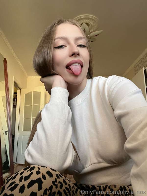 My tongue is so wet, do you want me to lick your cheek?🤭💕