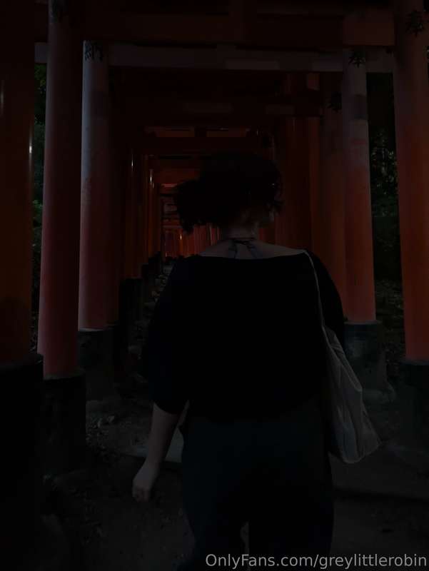 Found this shrine while exploring... kinda feels like I coul..
