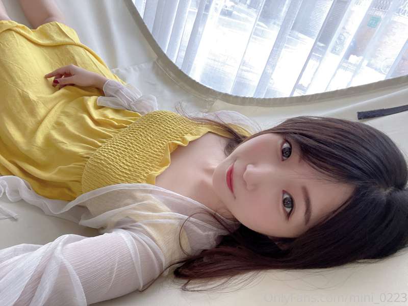 今天好不容易有化妝，卻忙了一天
（還好有抓時間自拍到 3