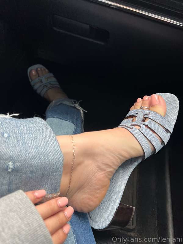 Another new pair of sandals 😍 something that’s not my usual .. 5