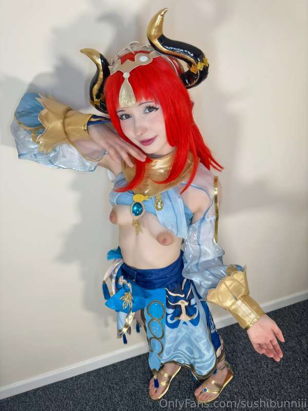 You've seen Nilou dance, now see her spread her artist model.. 13