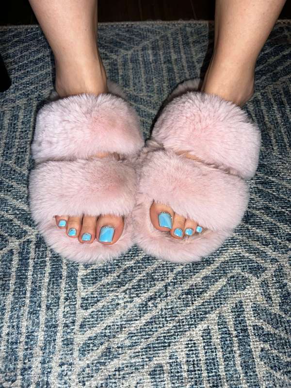 I got some cum on my toes the other day, I’ll post the video.. 3