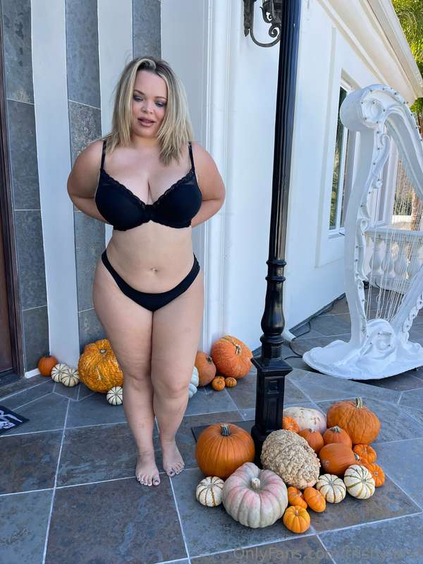 happy halloween! let me show you my pumpkins