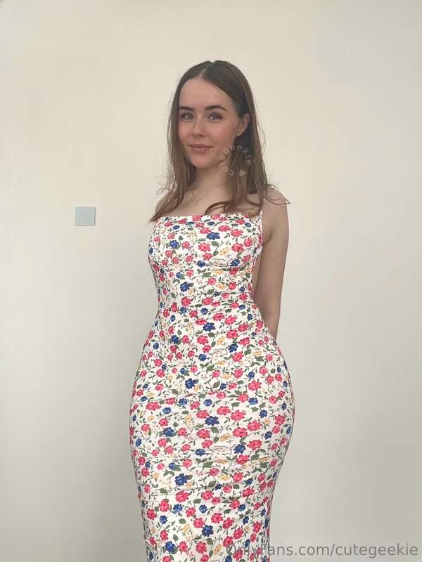 I’d usually post these to my story but this dress is so pret.. 5