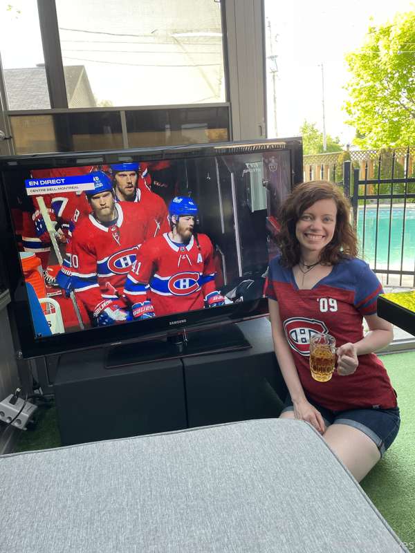 Cheering with my apple juice for the 3rd game 🥅🏒 (How many f..