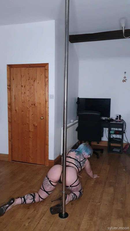 Pole dancing with lots and lots of straps tonight 🥰 8