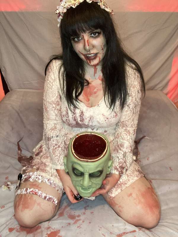 ⚠️Fake Gore Warning ⚠️ It’s just jello “brains” and the head..