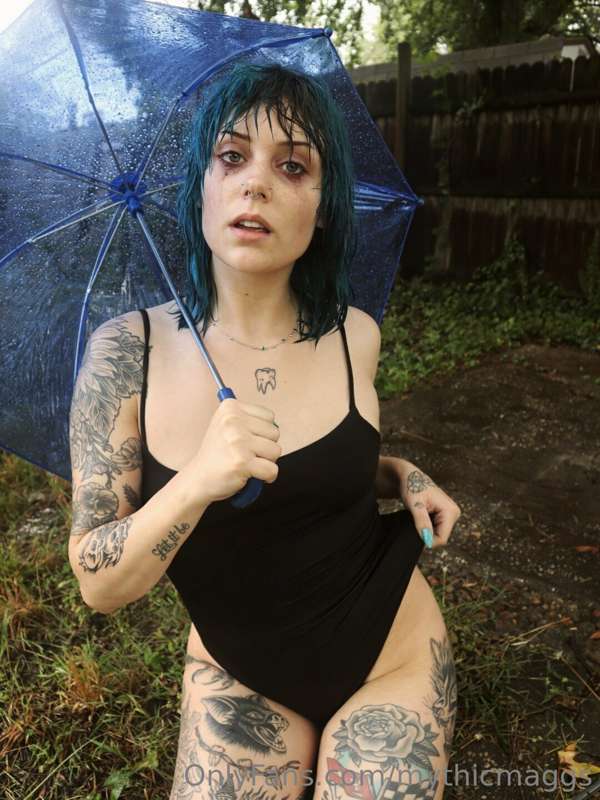 I'm the type of gf that would make you dance in the rain wit.. 3