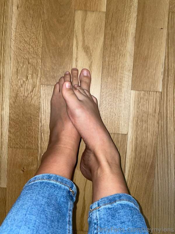 Some bare foot for today 😏 1