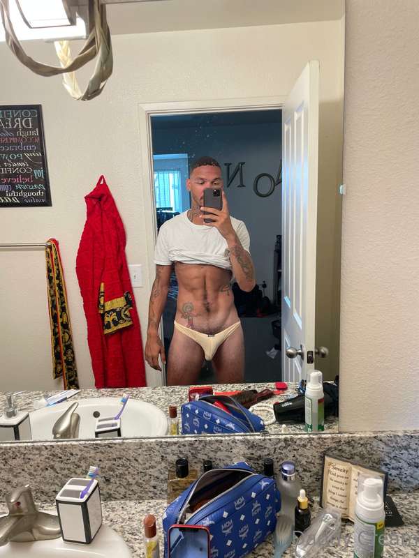 Swipe swipe swipe   100 likes and I’ll post the video of me .. 4