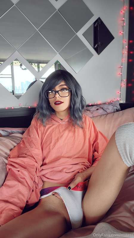 Hoodie vibes... Annnd a little bit of naked vibes c; 17