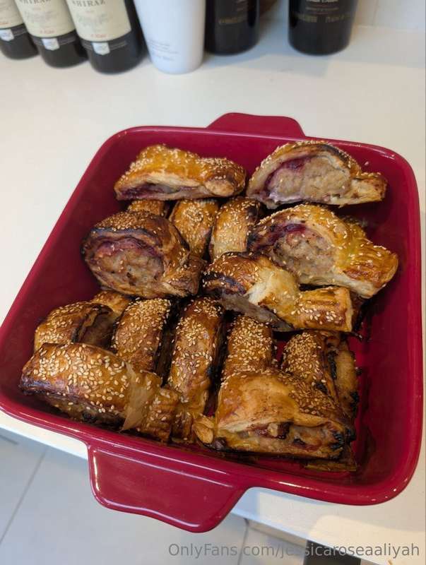 Guess what! I made some sausage rolls for XMAS! 🎄☃️🎁😋And yes..