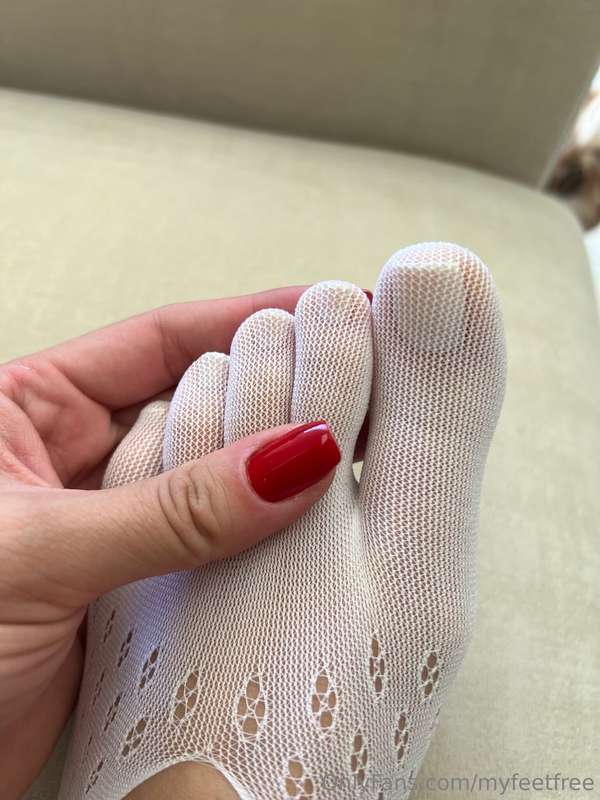 Tire minhas meias sexys e CHUPA TODOS MEUS DEDOS 😈 UM POR UM.. 4
