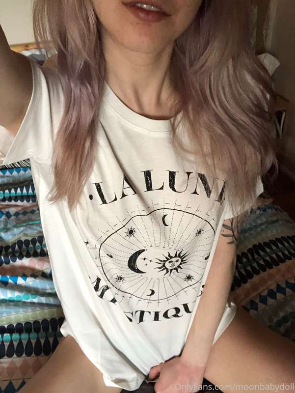 Got new clothes, first thing I do in them is take lewds 😈