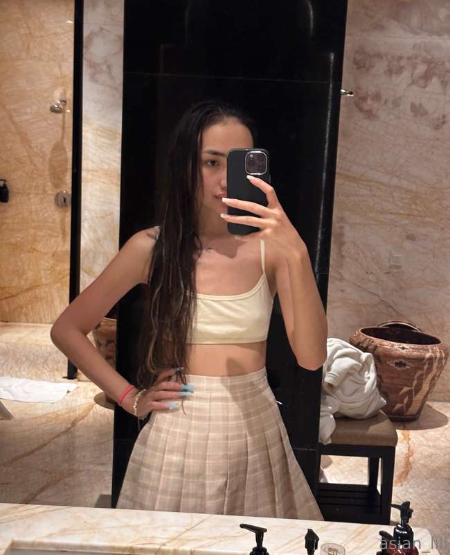 This mirror caught me in a momentNot posed, just… real 😘Woul..