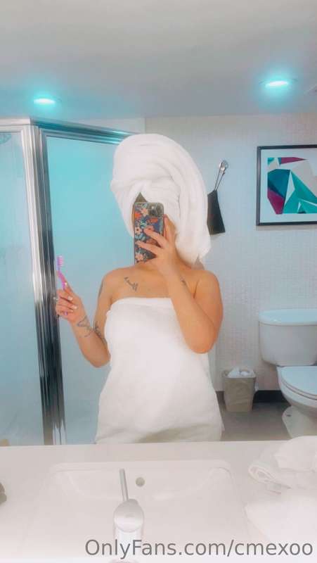 just got out of the shower, someone talk to me 🤭💋 1