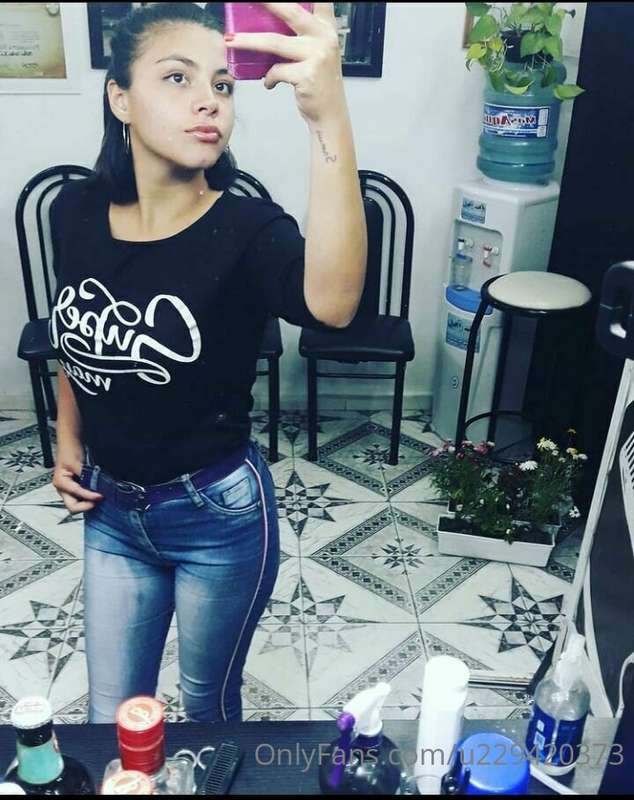 Hello my loves, how do these jeans fit me? 🍓