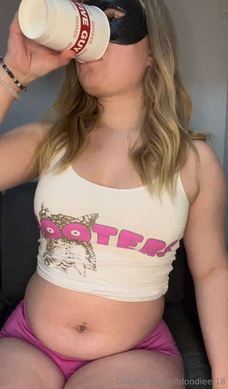 While stuffing her face during break blondiee gets confronte.. 2