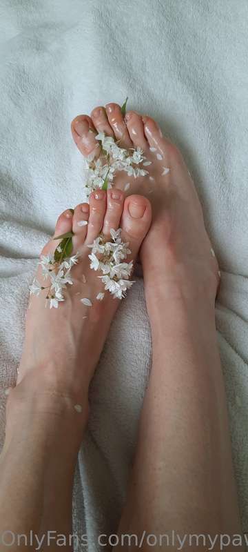 Legs with sweet-smelling white flowers. 👣🌸 6