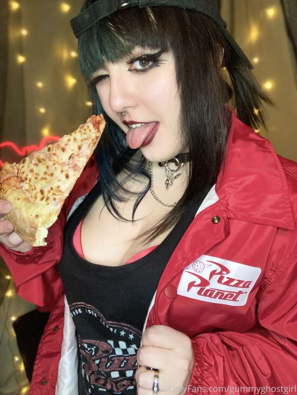 Your Pizza Planet delivery is here! 🍕 can I play with your W.. 14