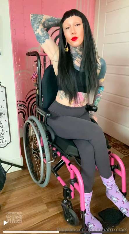 Watch Goddexx show off their hot pink wheelchair in casual l..