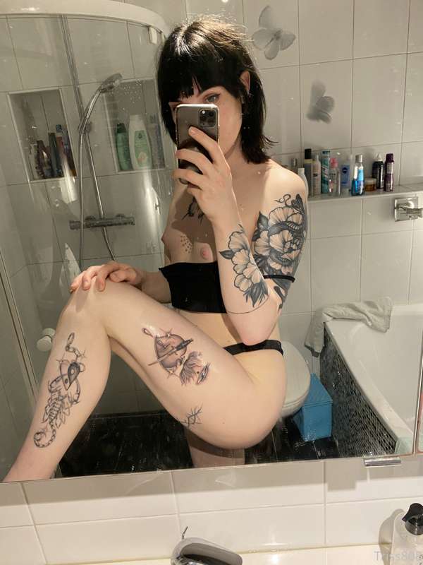 Hii :3 🖤

Just coming thru with some quick pics of my new ta..