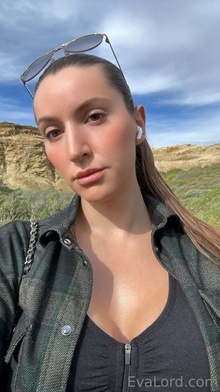 Like this if you’d let me fuck you while we’re on a hike..🤭😜