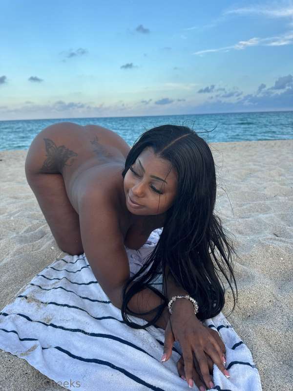 I went to the beach 💦🤭 can I spoil you with these spicy nude.. 2