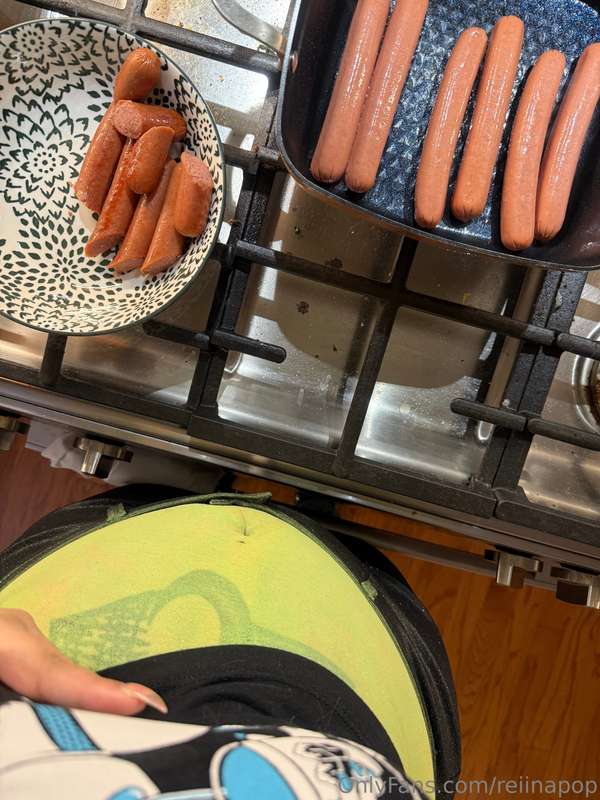 throat game so strong.. 10 hot dogs in there! check your DMs.. 3