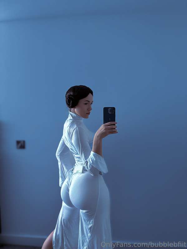 Slave Leia & Classic Leia photoset will be in your inboxes t.. 2