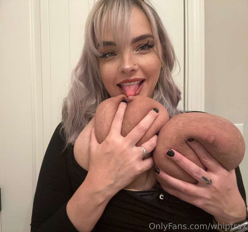 I’m about to stream on twitch if you want to drop by ♥️ 1