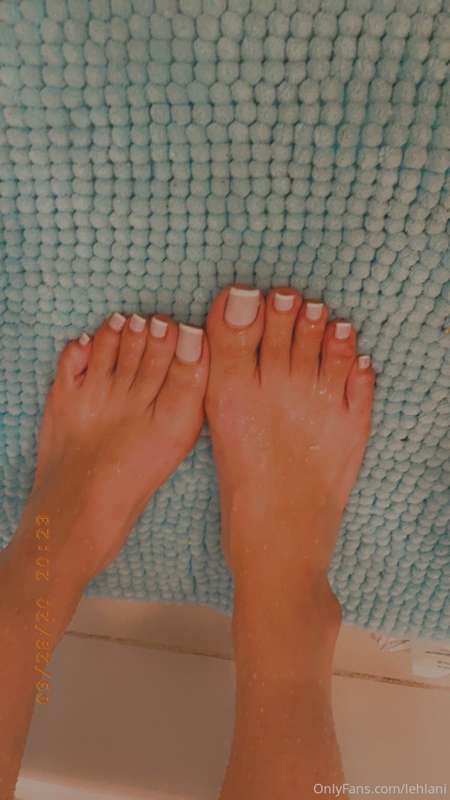 I wanna get a new mani pedi tomorrow or the next day 😋 if ya..