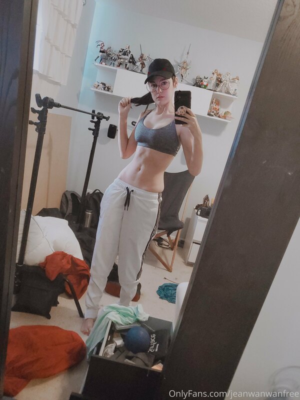 Ignore the messiness..
Say hello to my tummy instead XD 2