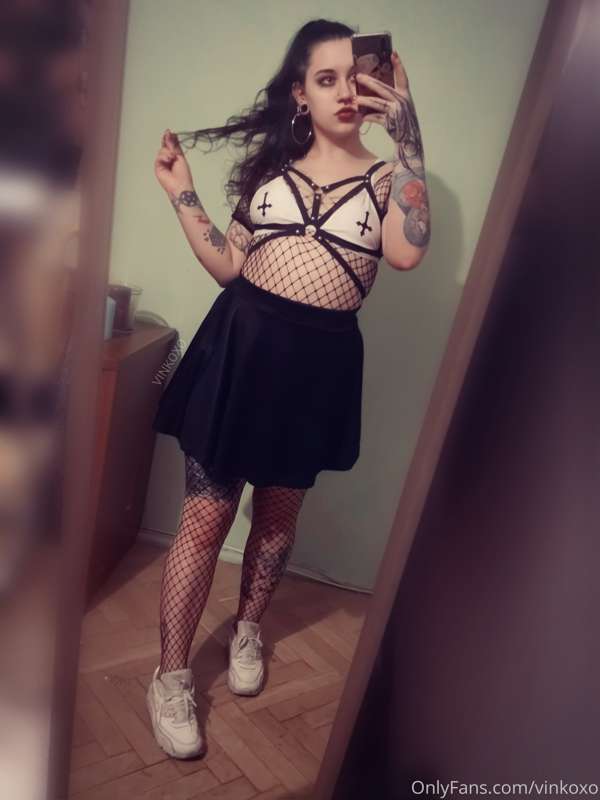 Summertime goth gf 🖤