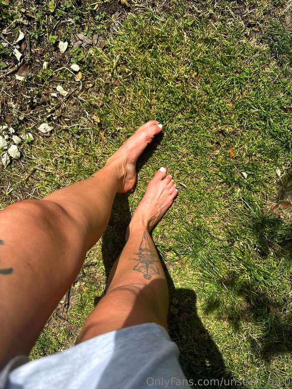 Pretty white toes 💖 in nature 💐 5