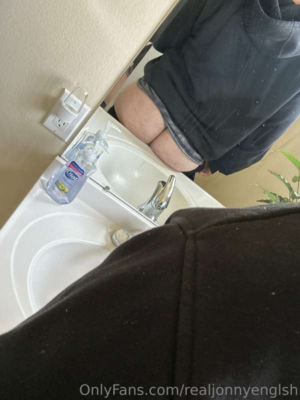 Dirty mirror with a big ass in it (; what would you do this