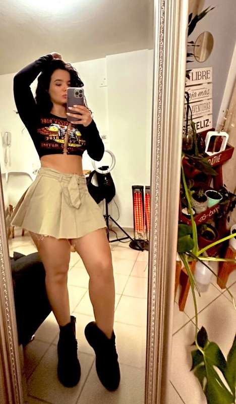 Do you want to see my anor under my skirt?😏🔥