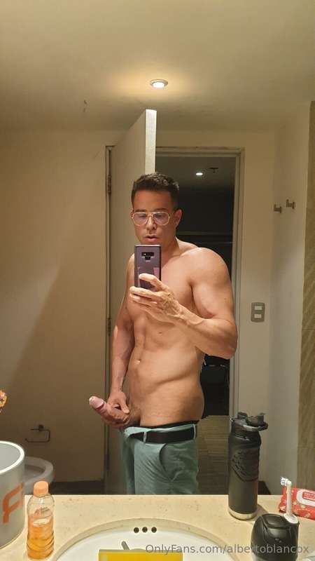 Estoy de vacaciones en Cancún, solito en el hotel!! con gana..