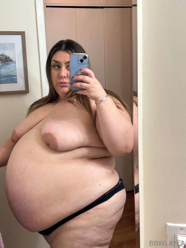 So bloated in this black thong 🥵 I look like a completely ro.. 5