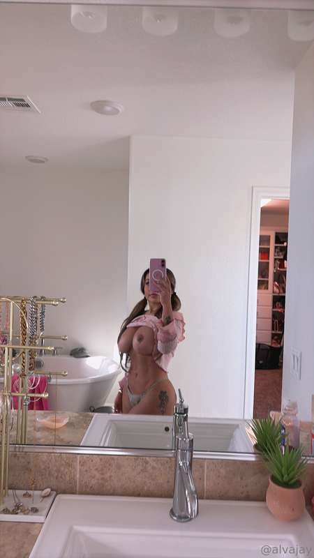 hi 🤍 i know I’ve been a little MIA w new content, going thro..