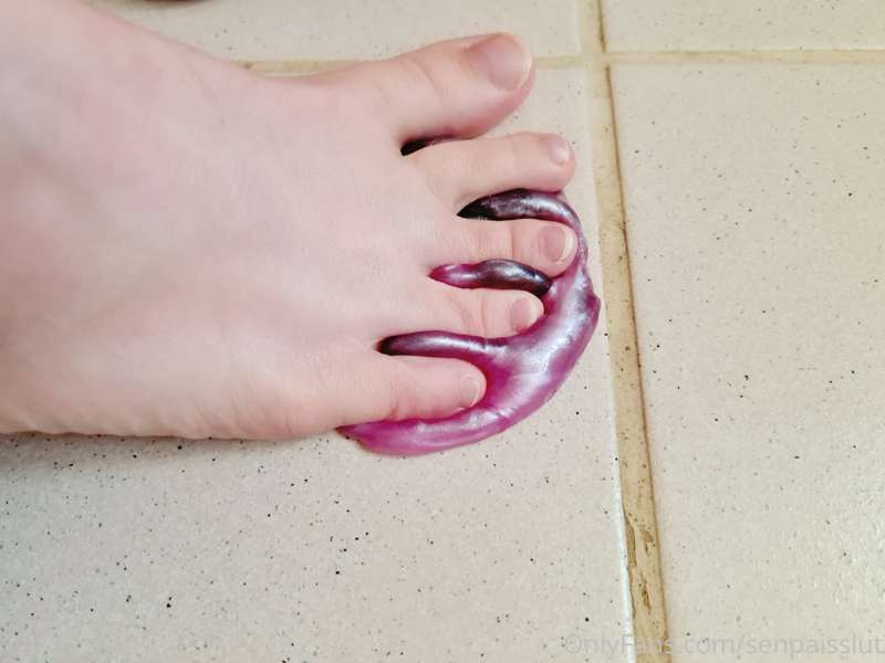 Felt so good having the cold slime between my toes 😍 Makes m.. 4