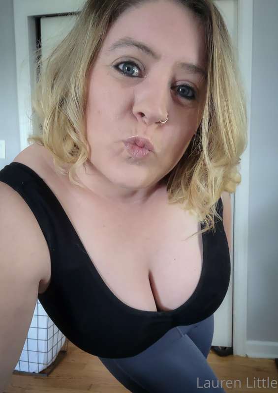 Does this sport bra make my breasts look big? 🤣