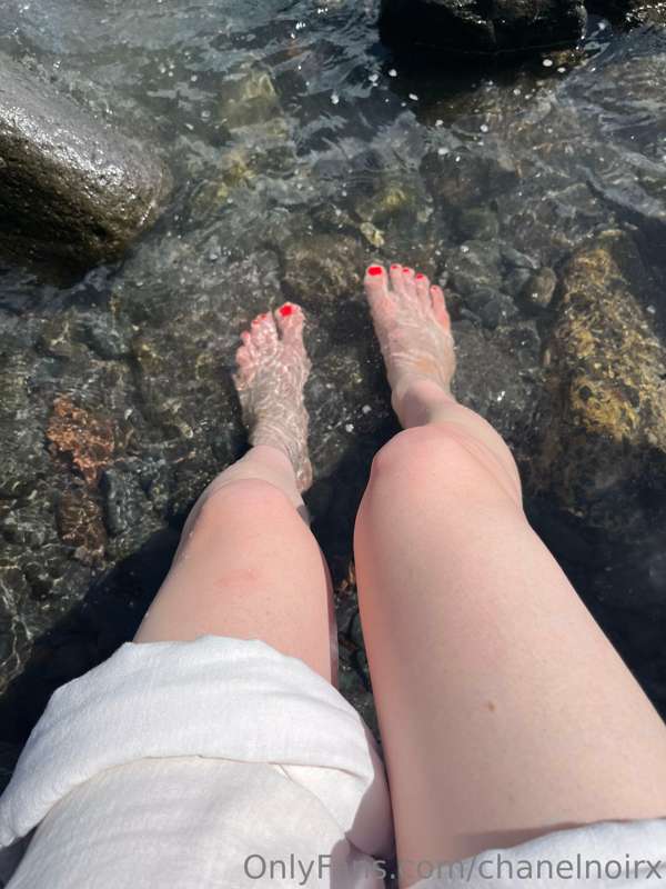 Some feet pics for you feet lovers 😏 1