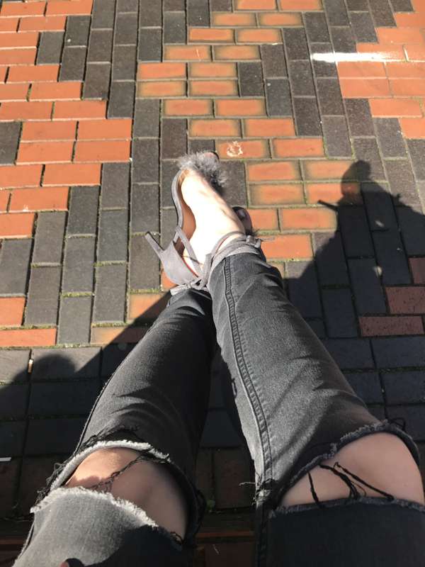 Pretty feet in strappy heels in the sun 🌻 4